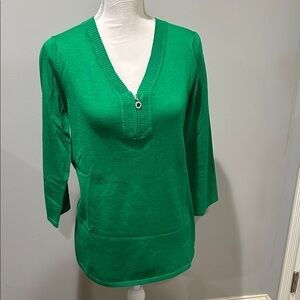 Cable & Gauge Green V-Neck Top